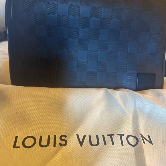 Louis Vuitton LEATHER. 👍👍MESSENGER BAG. DISTRICT PM box and dust comes with it - Picture 7 of 10